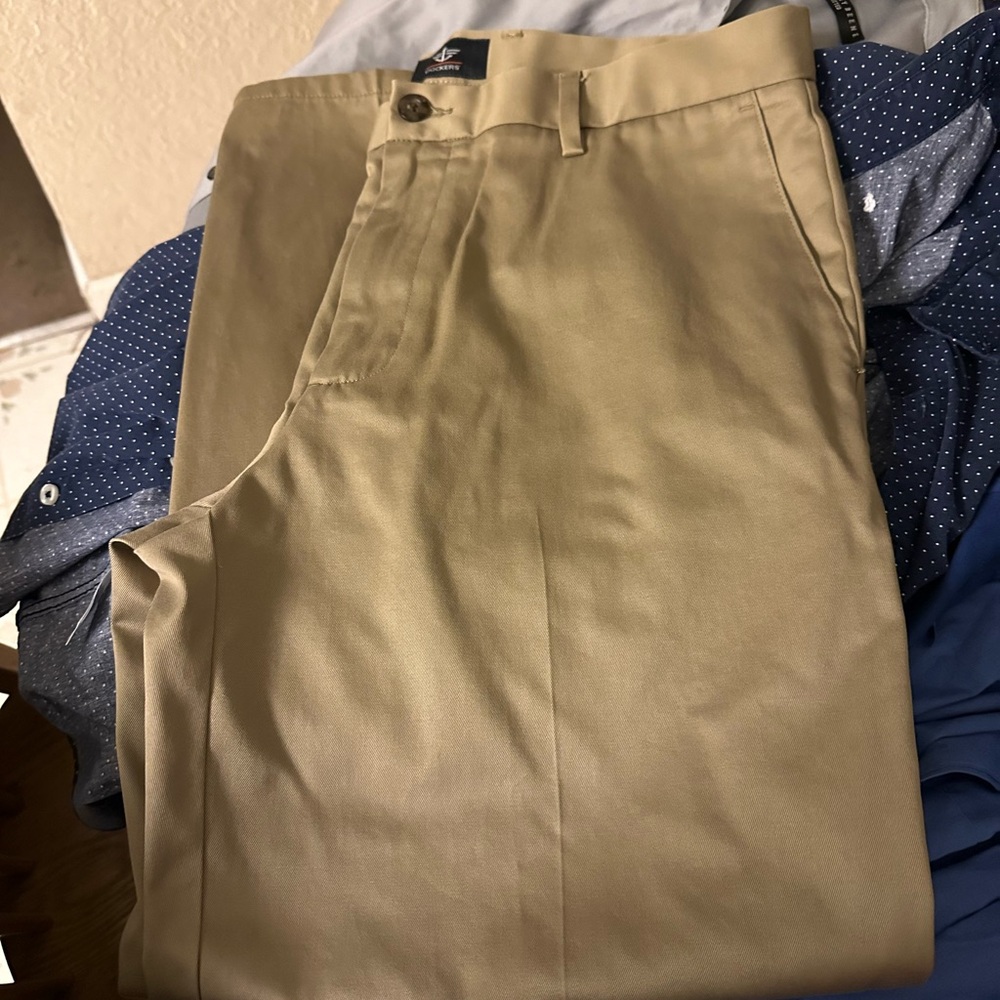 Dockers Khaki men’s pants 34 X 30. Excellent condition.